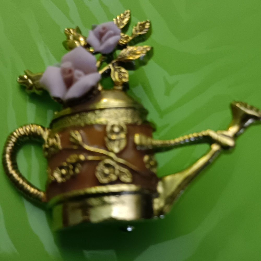 RARE FIND! VINTAGE ROMANTIC VICTORIAN PORCELAIN FLORAL WATERING CAN BROOCH GC-EC
